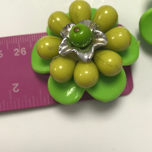 VINTAGE Green Plastic Flower Earrings - Picture 5 of 6